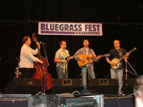 Kapela Monogram a spevák a gitarista Jakub Racek Bluegrass Fest Bratislava 2006 - Monogram